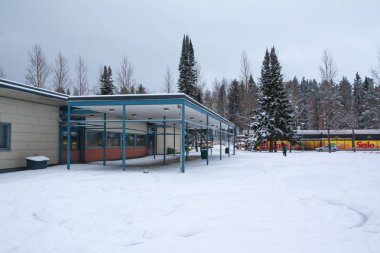 Kouvola, Finlandiya - 2 Aralık 2018, Eskolanmaki okul binası kış.