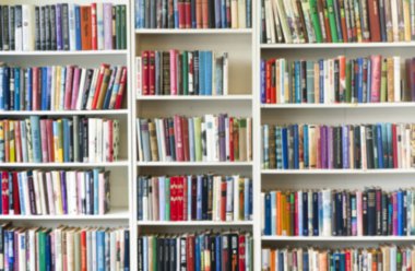 Ikinci el eşya içinde renkli bookshelf bulanık görüntü