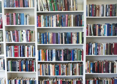 Kouvola, Finlandiya - 18 Eylül 2018: Bookshelf ikinci el içinde Dükkanı.