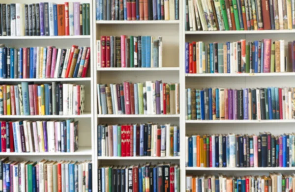 Ikinci Eşya Içinde Renkli Bookshelf Bulanık Görüntü — Stok fotoğraf