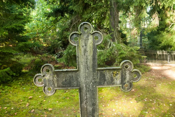 Σταυρού Στο Παλιό Όμορφο Semetery Στη Φινλανδία — Φωτογραφία Αρχείου