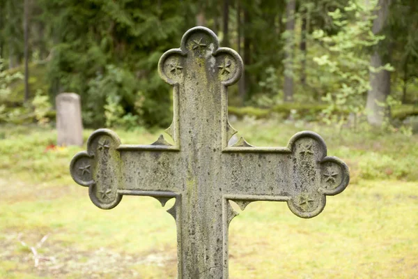 Σταυρού Στο Παλιό Όμορφο Semetery Στη Φινλανδία — Φωτογραφία Αρχείου