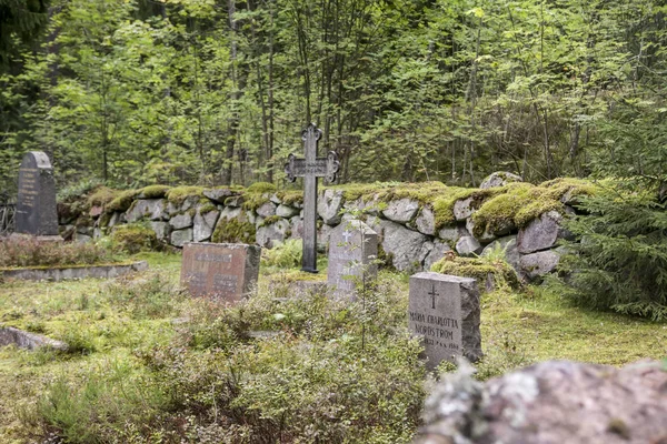 墓の古い Semetery を越えるし 石します 2018 Anjala フィンランドのコウヴォラ — ストック写真