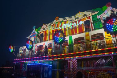 Helsinki, Finlandiya-12 Ekim 2018: ışık karnaval olay Linnanmaki eğlence parkı Helsinki, Finlandiya için. Pelle eğlence evi