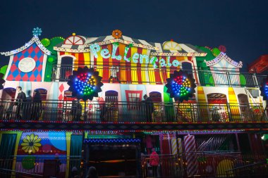 Helsinki, Finlandiya-12 Ekim 2018: ışık karnaval olay Linnanmaki eğlence parkı Helsinki, Finlandiya için. Pelle eğlence evi