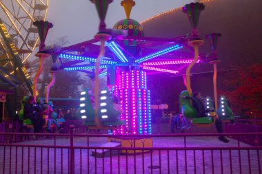 Helsinki, Finlandiya-12 Ekim 2018: ışık karnaval olay Linnanmaki eğlence parkı Helsinki, Finlandiya için. Poppis binmek.