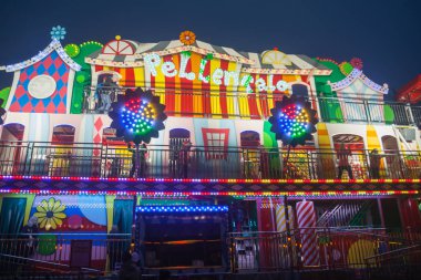 Helsinki, Finlandiya-12 Ekim 2018: ışık karnaval olay Linnanmaki eğlence parkı Helsinki, Finlandiya için. Pelle eğlence evi