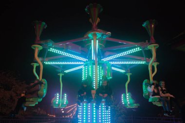 Helsinki, Finlandiya-12 Ekim 2018: ışık karnaval olay Linnanmaki eğlence parkı Helsinki, Finlandiya için. Poppis binmek.