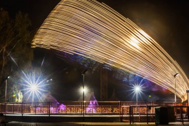 Helsinki, Finlandiya-12 Ekim 2018: ışık karnaval olay Linnanmaki eğlence parkı Helsinki, Finlandiya için. Kehra binmek