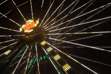 Dönme dolap eğlence parkı, gece aydınlatma.