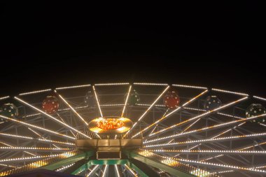 Dönme dolap eğlence parkı, gece aydınlatma.