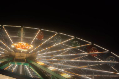 Dönme dolap eğlence parkı, gece aydınlatma.