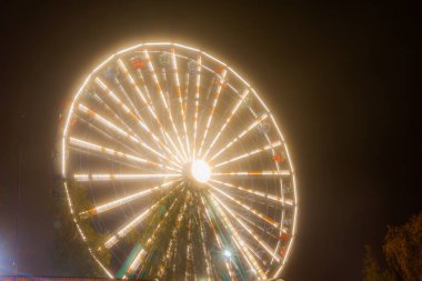 Dönme dolap eğlence parkı, gece aydınlatma.