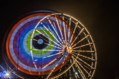 Dönme dolap hareket eğlence parkı, gece aydınlatma. Uzun pozlama.