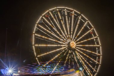 Dönme dolap hareket eğlence parkı, gece aydınlatma. Uzun pozlama.