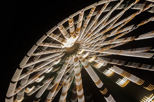 游乐园里的摩天轮 夜间照明 长时间曝光 — 图库照片