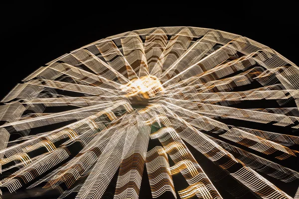 Roata Ferris Mișcare Parcul Distracții Iluminare Noapte Expunere Lungă — Fotografie, imagine de stoc
