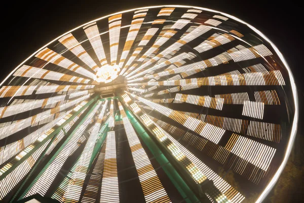 Rueda Fortuna Movimiento Parque Atracciones Iluminación Nocturna Larga Exposición — Foto de Stock