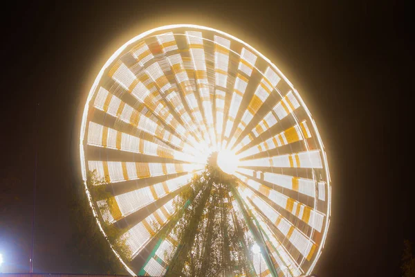 Rueda Fortuna Movimiento Parque Atracciones Iluminación Nocturna Larga Exposición —  Fotos de Stock