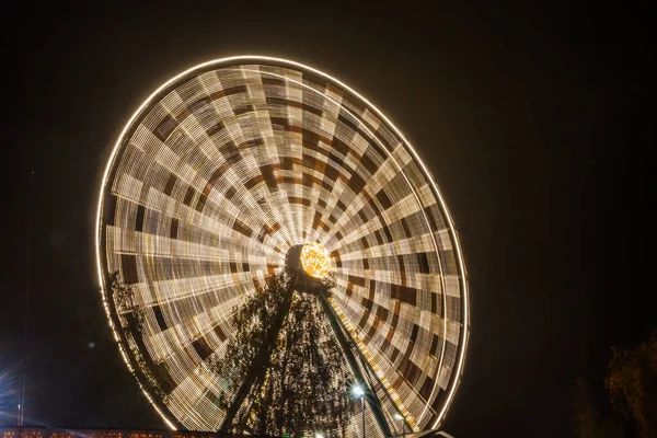 Φέρρης Τροχό Κίνηση Στο Λούνα Παρκ Νυχτερινό Φωτισμό Παρατεταμένη Έκθεση — Φωτογραφία Αρχείου