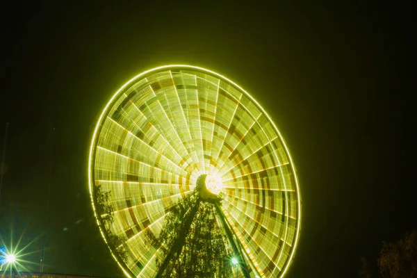 Ruota Panoramica Movimento Parco Divertimenti Illuminazione Notturna Lunga Esposizione — Foto Stock
