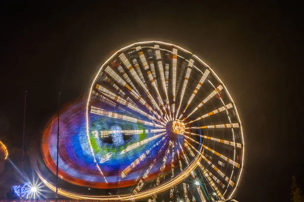 Rueda Fortuna Movimiento Parque Atracciones Iluminación Nocturna Larga Exposición —  Fotos de Stock