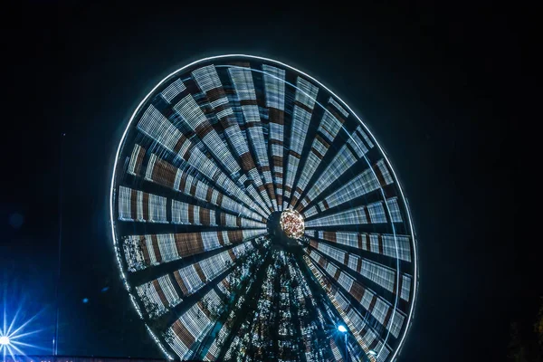 Rueda Fortuna Movimiento Parque Atracciones Iluminación Nocturna Larga Exposición —  Fotos de Stock