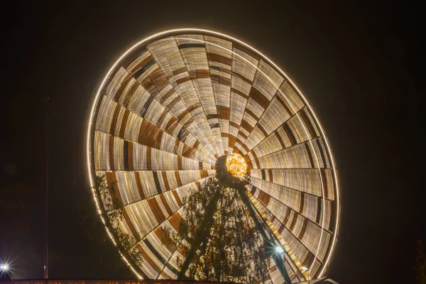 Reuzenrad Beweging Het Pretpark Nacht Verlichting Lange Blootstelling — Stockfoto