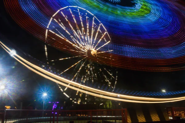 Roda Gigante Movimento Parque Diversões Iluminação Noturna Exposição Longa — Fotografia de Stock