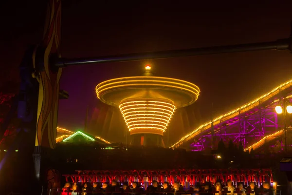 Een Wazig Kleurrijke Keten Carrousel Beweging Het Pretpark Nacht Verlichting — Stockfoto