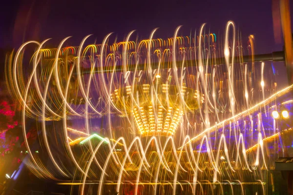 Passeios Movimento Parque Diversões Iluminação Noturna Exposição Longa — Fotografia de Stock