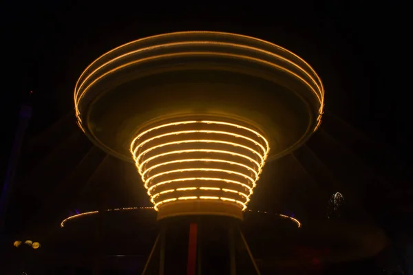 Bir Bulanık Renkli Zinciri Atlıkarınca Hareket Eğlence Parkı Gece Aydınlatma — Stok fotoğraf