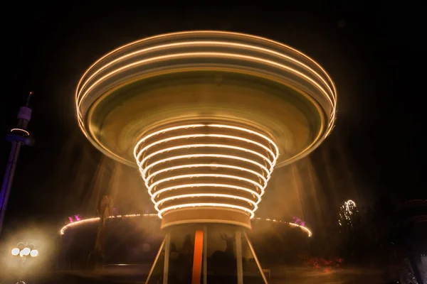 Colorido Carrusel Cadena Borrosa Movimiento Parque Atracciones Iluminación Nocturna Efecto —  Fotos de Stock