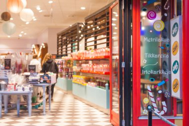 Helsinki, Finlandiya - 12 Ekim 2018: Helsinki, Finlandiya eğlence parkı Linnanmaki. Şeker Dükkanı, bulanık