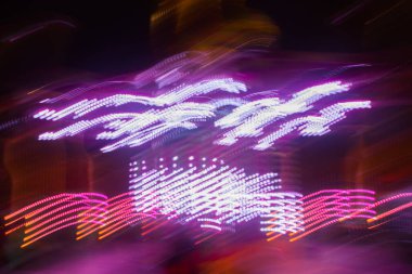 Bir bulanık renkli atlıkarınca hareket eğlence parkı, gece aydınlatma. Bokeh ve uzun pozlama etkisi