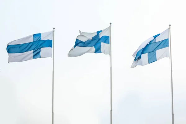 Trois Drapeaux Nationaux Finlande Sur Des Pôles Vent Ciel — Photo