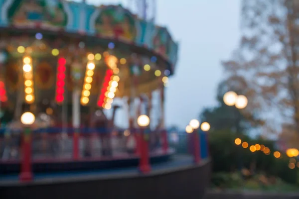 在晚上的照明下 游乐园里有一个模糊的五颜六色的旋转木马 博凯的效果 — 图库照片