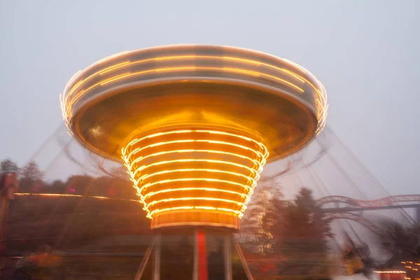 夜の照明 遊園地で動きぼやけのカラフルなチェーン カルーセル ボケと長時間露光の影響 — ストック写真