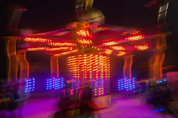 Carrossel Colorido Desfocado Movimento Parque Diversões Iluminação Noturna Efeito Bokeh — Fotografia de Stock