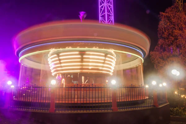 Suddig Färgglada Karusell Rörelse Nöjesparken Natt Belysning Effekten Bokeh Och — Stockfoto