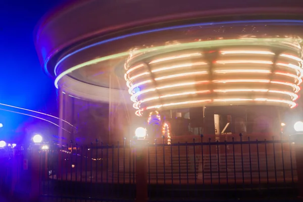 Carrousel Coloré Flou Mouvement Parc Attractions Illumination Nocturne Effet Bokeh — Photo