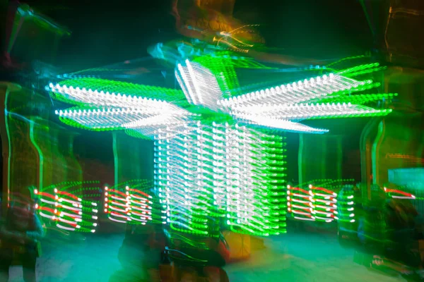 Размытая Красочная Карусель Движении Парке Развлечений Ночное Освещение Эффект Боке — стоковое фото
