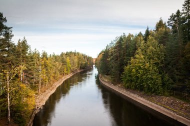 Kymijoki nehir sularında Finlandiya, Kymenlaakso, Kouvola sonbahar manzara