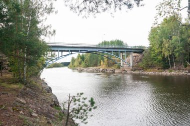 Köprü ve Kymijoki Nehri suları Finlandiya, Kymenlaakso, Kouvola, Myllykoski sonbahar manzara
