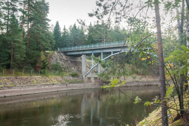 Köprü ve Kymijoki Nehri suları Finlandiya, Kymenlaakso, Kouvola, Myllykoski sonbahar manzara