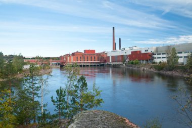 Kymijoki Nehri suları ve Finlandiya, Kymenlaakso, Kouvola - 28.9.2018 fabrikada Myllykoski sonbahar manzara