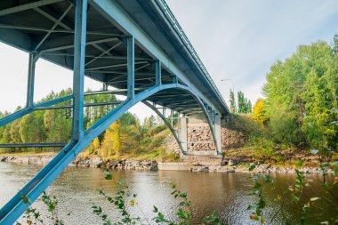 Köprü ve Kymijoki Nehri suları Finlandiya, Kymenlaakso, Kouvola, Myllykoski sonbahar manzara