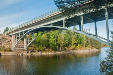 Köprü ve Kymijoki Nehri suları Finlandiya, Kymenlaakso, Kouvola, Myllykoski sonbahar manzara