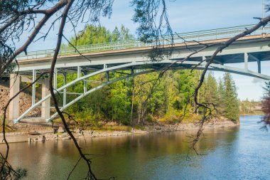 Köprü ve Kymijoki Nehri suları Finlandiya, Kymenlaakso, Kouvola, Myllykoski sonbahar manzara
