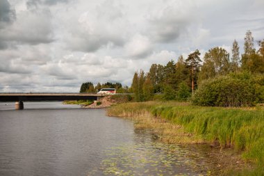 Köprü ve Kymijoki Nehri suları Finlandiya, Kymenlaakso, Kouvola, Inkeroinen sonbahar manzara